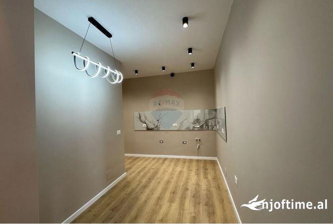 Shtepi ne shitje Apartament ne Tirane, 2+1, Mobilimi Bosh, pa mobiluar, Pagesa 195,000  Euro.