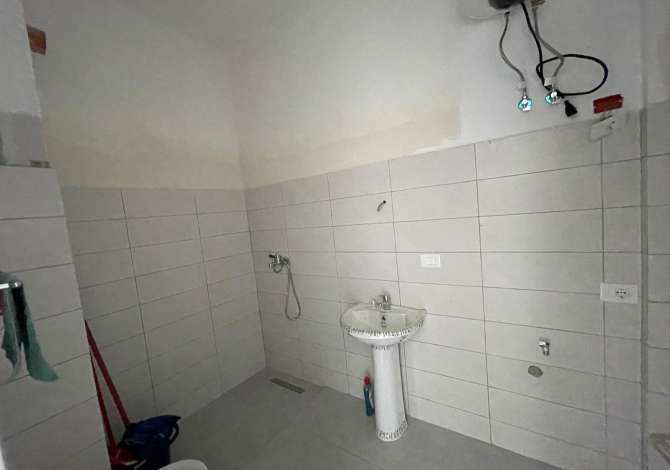 Shtepi me qera Apartament ne Tirane, 2+1, Mobilimi Pjeserisht e mobiluar, Pagesa 300  Euro.