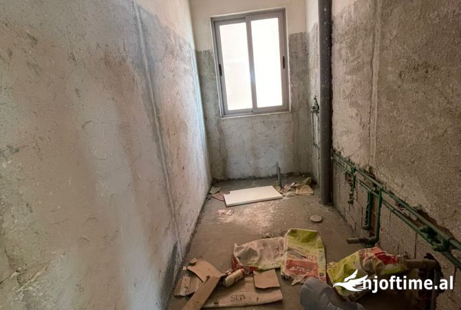 Shtepi ne shitje Apartament ne Tirane, 2+1, Mobilimi Bosh, pa mobiluar, Pagesa 100,000  Euro.