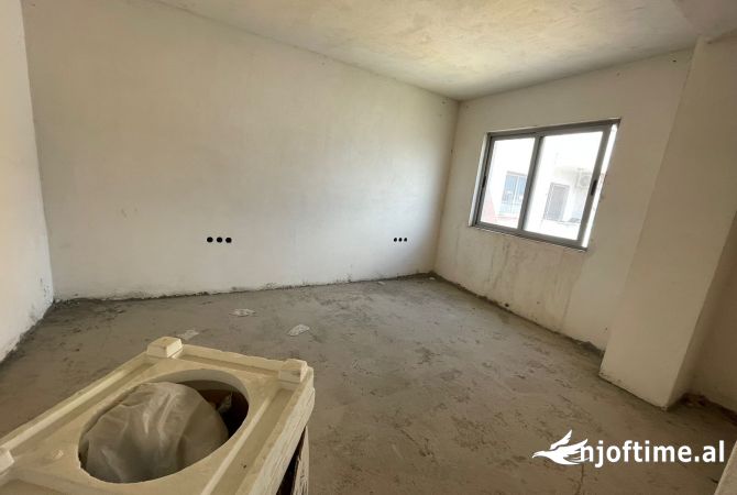 Shtepi ne shitje Apartament ne Tirane, 2+1, Mobilimi Bosh, pa mobiluar, Pagesa 100,000  Euro.