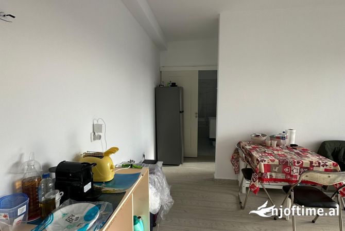 Shtepi ne shitje Apartament ne Tirane, 1+1, Mobilimi Pjeserisht e mobiluar, Pagesa 40,000  Euro.