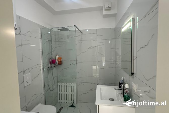 Shtepi ne shitje Apartament ne Tirane, 1+1, Mobilimi Pjeserisht e mobiluar, Pagesa 40,000  Euro.