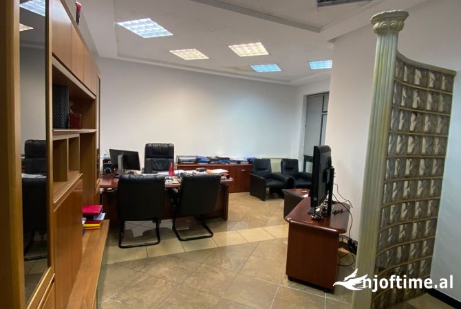 Ambient biznesi me qera 3+1 ne Tirane - 4,000 Euro