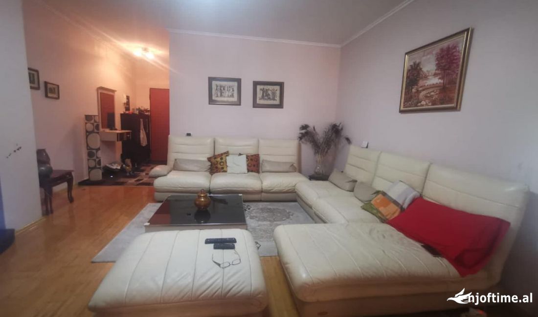 Shtepi me qera Apartament ne Tirane, 3+1, Mobilimi E mobiluar, Pagesa 800  Euro.