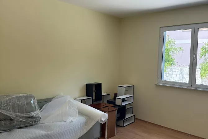 Ambient biznesi me qera 4+1 ne Tirane - 1,000 Euro