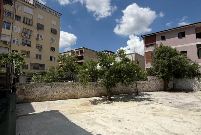 Jepet me qira shtepi private me oborr ne Don Bosko