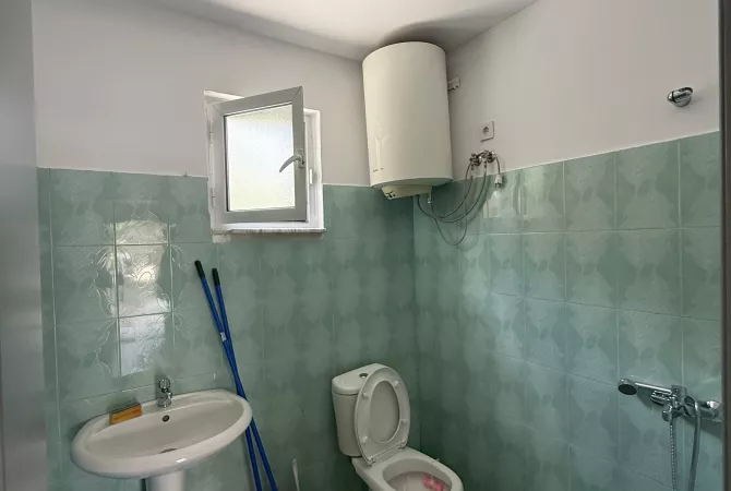 Ambient biznesi me qera 4+1 ne Tirane - 1,000 Euro