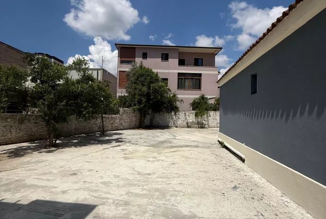 Jepet me qira shtepi private me oborr ne Don Bosko