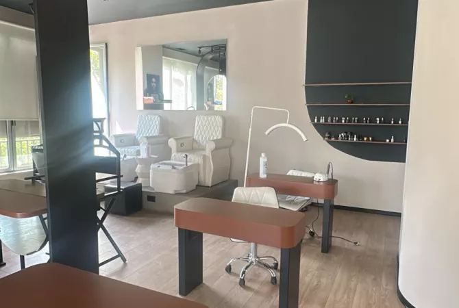 Jepet me qira ambjent biznesi ose shitet aktiviteti i qendres estetike ne Astir