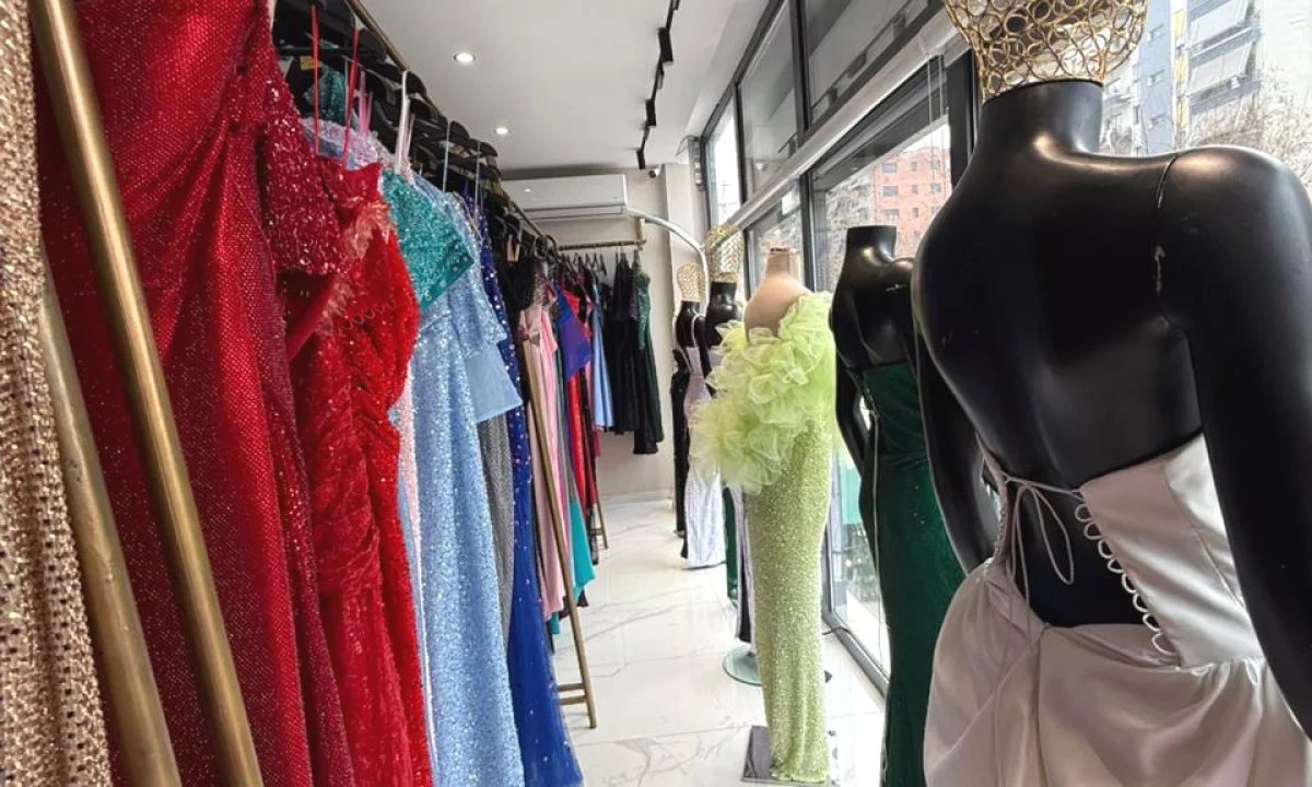 Shitet aktivitet biznesi fustanesh me qira ne Kamez 