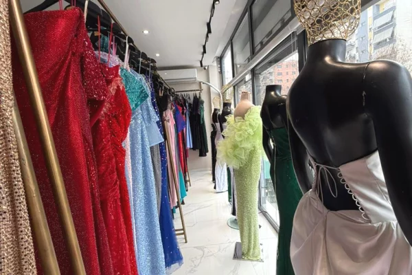 Shitet aktivitet biznesi fustanesh me qira ne Kamez 