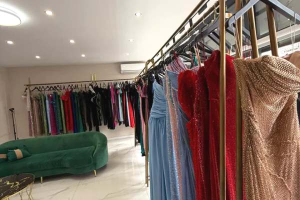 Shitet aktivitet biznesi fustanesh me qira ne Kamez 