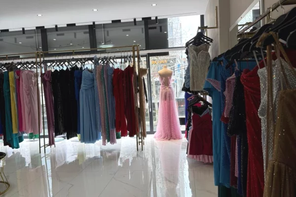 Shitet aktivitet biznesi fustanesh me qira ne Kamez 