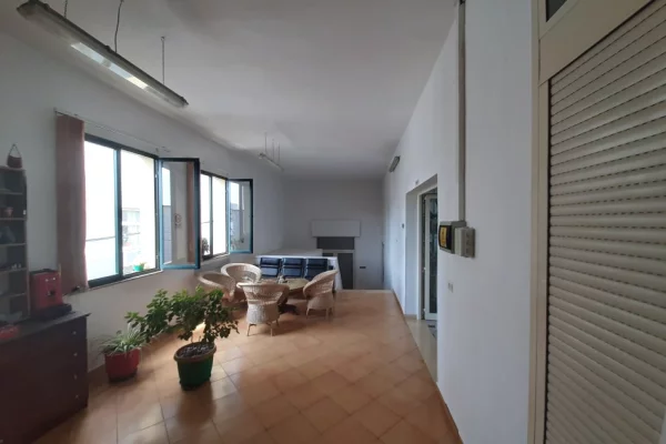 Ambient biznesi me qera 4+1 ne Tirane - 4,700 Euro