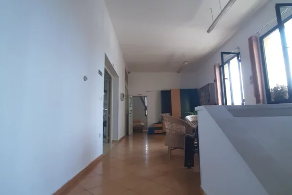 Ambient biznesi me qera 4+1 ne Tirane - 4,700 Euro