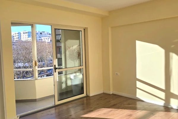 Ambient biznesi me qera 3+1 ne Tirane - 900 Euro