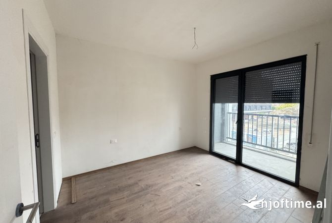 Shtepi ne shitje Apartament ne Tirane, 2+1, Mobilimi Bosh, pa mobiluar, Pagesa 175,000  Euro.