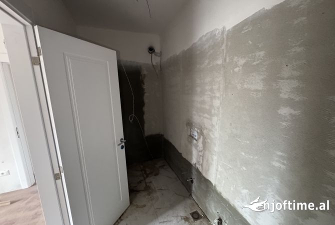 Shtepi ne shitje Apartament ne Tirane, 2+1, Mobilimi Bosh, pa mobiluar, Pagesa 175,000  Euro.