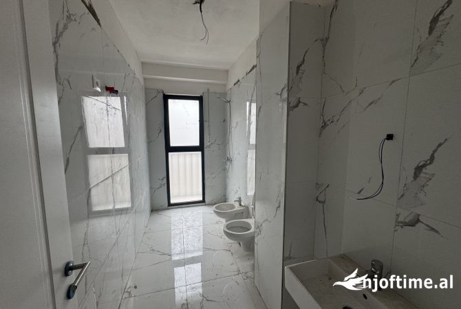 Shtepi ne shitje Apartament ne Tirane, 2+1, Mobilimi Bosh, pa mobiluar, Pagesa 175,000  Euro.