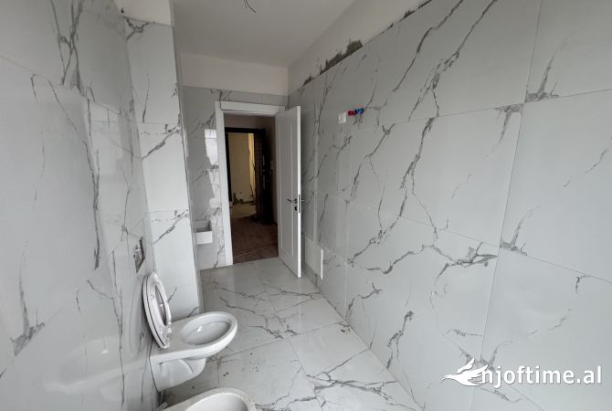 Shtepi ne shitje Apartament ne Tirane, 2+1, Mobilimi Bosh, pa mobiluar, Pagesa 175,000  Euro.