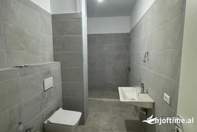 Shtepi ne shitje Apartament ne Tirane, 2+1, Mobilimi Bosh, pa mobiluar, Pagesa 129,000  Euro.