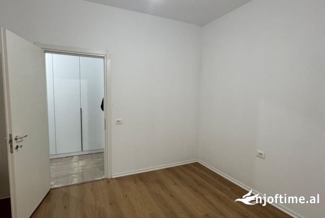 Shtepi ne shitje Apartament ne Tirane, 2+1, Mobilimi Bosh, pa mobiluar, Pagesa 129,000  Euro.