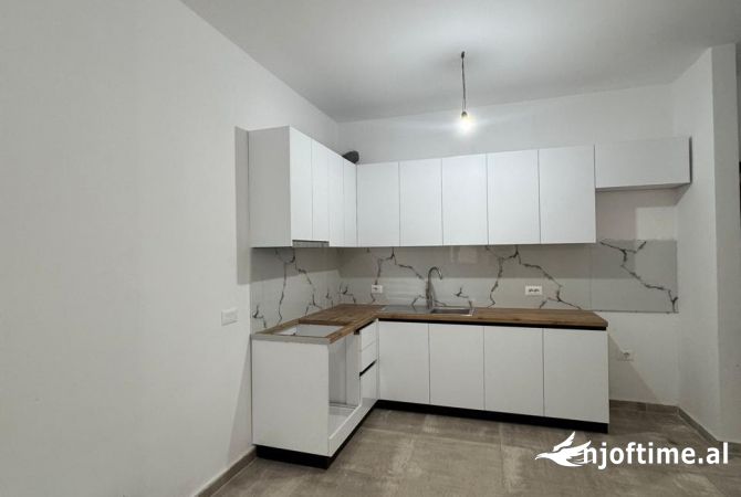 Shtepi ne shitje Apartament ne Tirane, 2+1, Mobilimi Bosh, pa mobiluar, Pagesa 129,000  Euro.