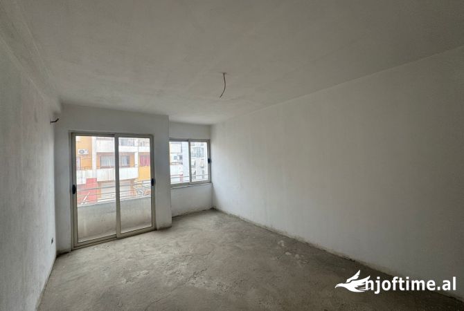 Shtepi ne shitje Apartament ne Tirane, 2+1, Mobilimi Bosh, pa mobiluar, Pagesa 133,400  Euro.