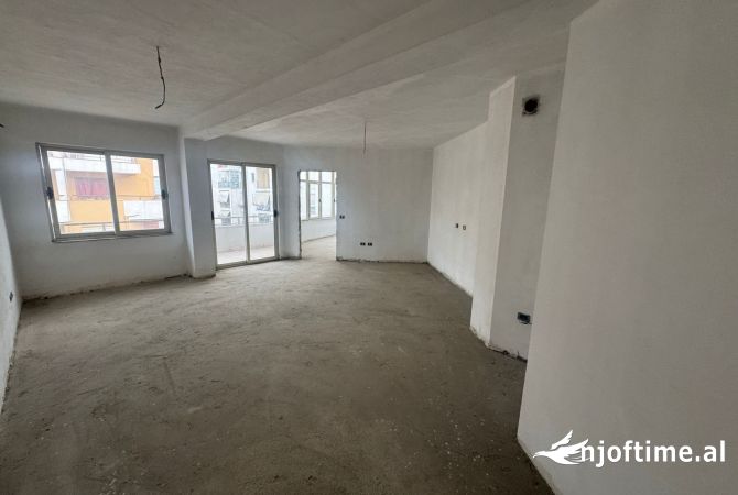 Shtepi ne shitje Apartament ne Tirane, 2+1, Mobilimi Bosh, pa mobiluar, Pagesa 133,400  Euro.