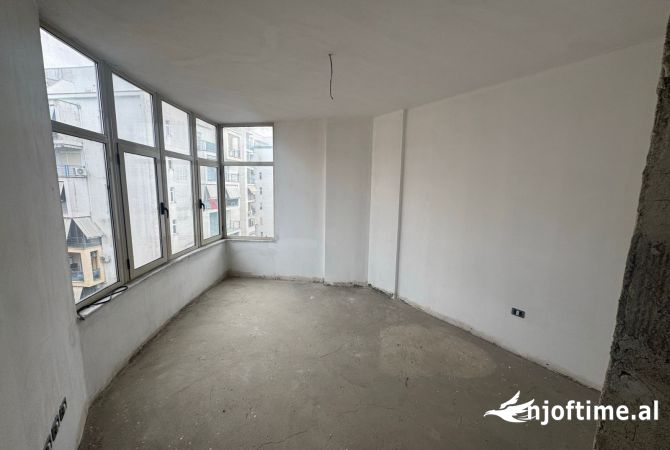 Shtepi ne shitje Apartament ne Tirane, 2+1, Mobilimi Bosh, pa mobiluar, Pagesa 133,400  Euro.