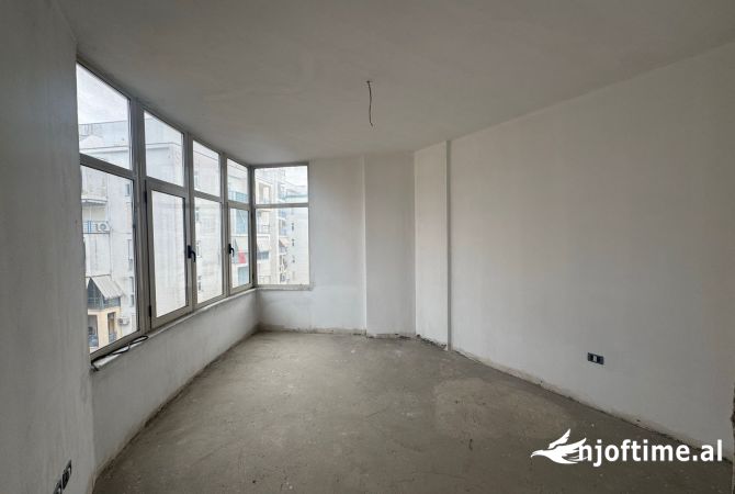 Shtepi ne shitje Apartament ne Tirane, 2+1, Mobilimi Bosh, pa mobiluar, Pagesa 133,400  Euro.