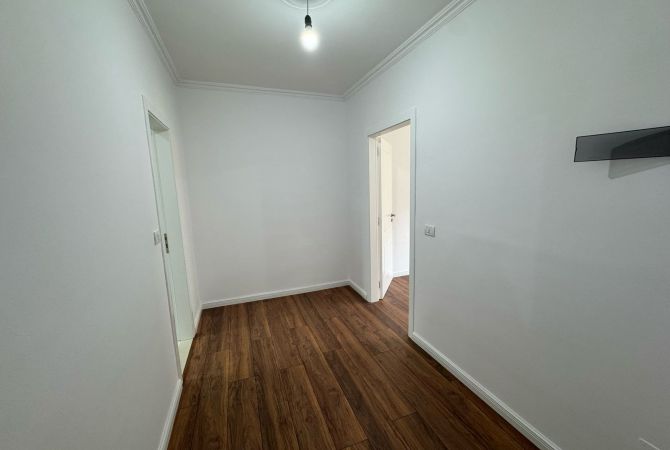 Shtepi ne shitje Apartament ne Tirane, 1+1, Mobilimi Bosh, pa mobiluar, Pagesa 122,000  Euro.