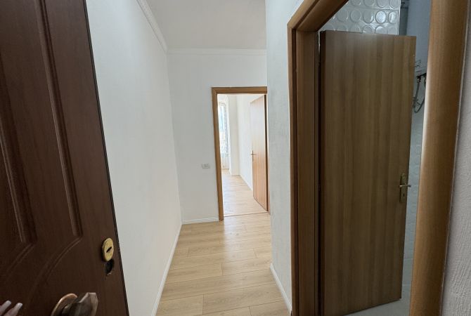 Shtepi ne shitje Apartament ne Tirane, 1+1, Mobilimi Bosh, pa mobiluar, Pagesa 87,000  Euro.