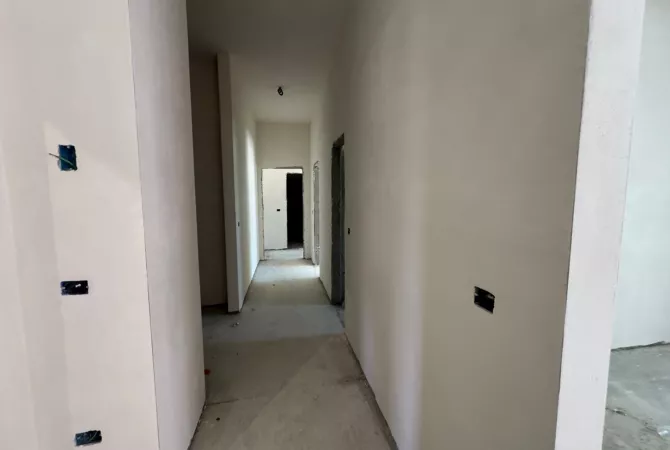 Shtepi ne shitje Apartament ne Tirane, 2+1, Mobilimi Bosh, pa mobiluar, Pagesa 269,000  Euro.