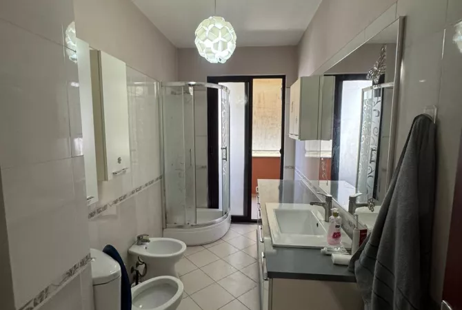 Shtepi me qera Apartament ne Tirane, 1+1, Mobilimi E mobiluar, Pagesa 40,000  Leke.