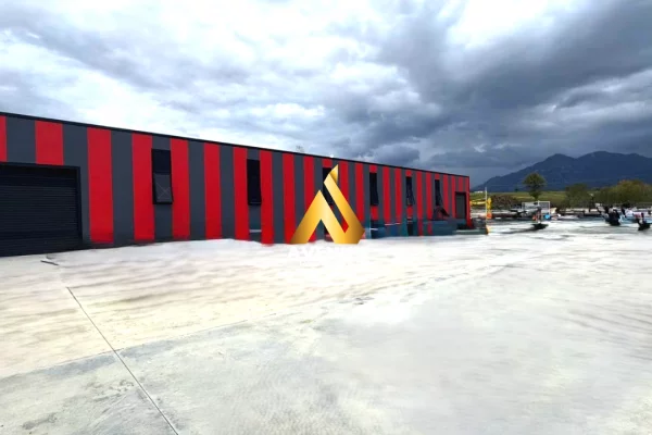 Ambiente Commerciale in Affitto 6+1 a Tirana - 3,500 Euro