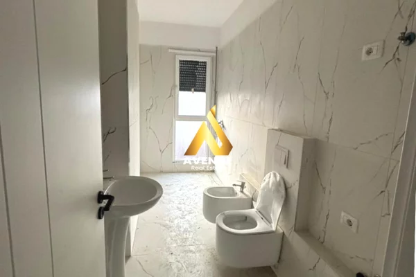 Shtepi ne shitje Apartament ne Tirane, 2+1, Mobilimi Bosh, pa mobiluar, Pagesa 106,000  Euro.