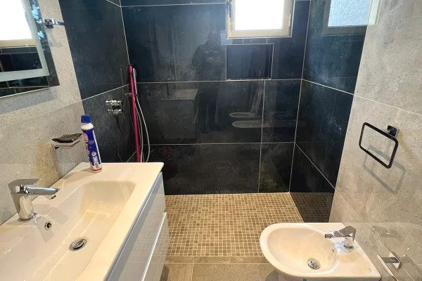 Shtepi me qera Apartament ne Tirane, 2+1, Mobilimi E mobiluar, Pagesa 700  Euro.