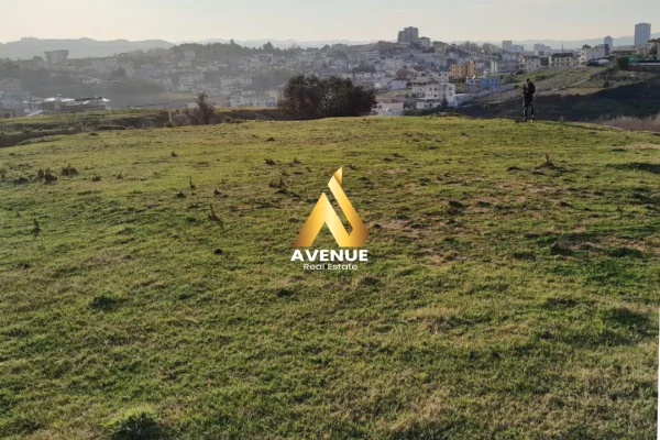 Truall ose Toke ne Tirane - 180,000 Euro