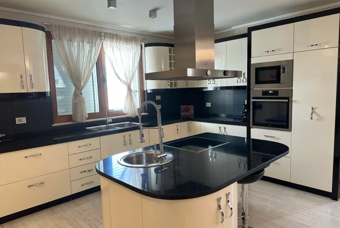 Shtepi ne shitje Apartament ne Tirane, 3+1, Mobilimi E mobiluar, Pagesa 230,000  Euro.