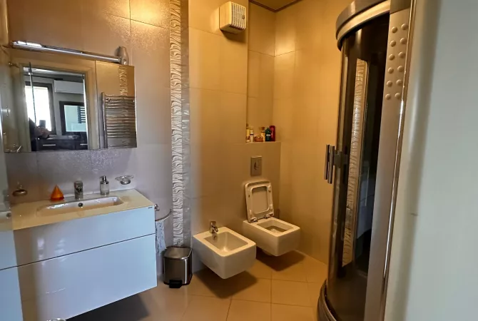 Shtepi ne shitje Apartament ne Tirane, 3+1, Mobilimi E mobiluar, Pagesa 230,000  Euro.