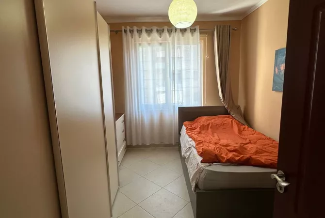 Shtepi ne shitje Apartament ne Tirane, 2+1, Mobilimi E mobiluar, Pagesa 135,000  Euro.