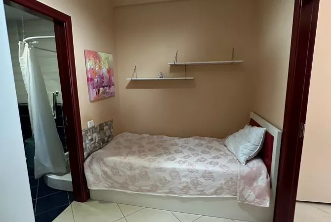 Shtepi ne shitje Apartament ne Tirane, 2+1, Mobilimi E mobiluar, Pagesa 135,000  Euro.