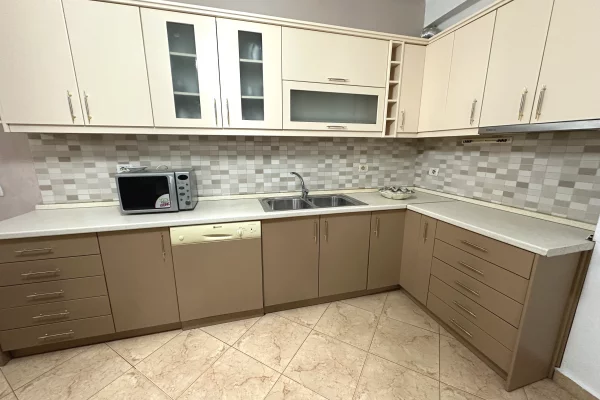 Shtepi me qera Apartament ne Tirane, 2+1, Mobilimi E mobiluar, Pagesa 50,000  Leke.