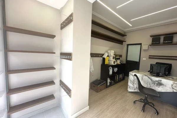 Shitet biznes Zyre ose dyqan Te rruga e Kavajes perball me kompleksin Square 21