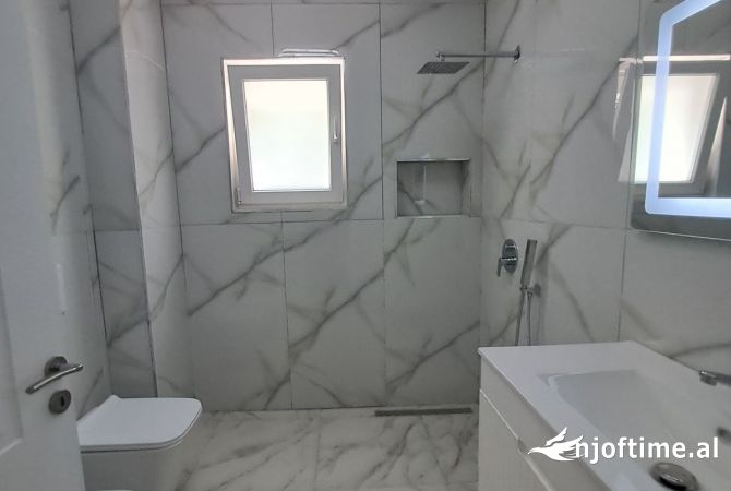 Shtepi ne shitje Apartament ne Tirane, 1+1, Mobilimi Bosh, pa mobiluar, Pagesa 130,000  Euro.