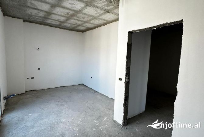 Shtepi ne shitje Apartament ne Elbasan, 3+1, Mobilimi Bosh, pa mobiluar, Pagesa 210,000  Euro.