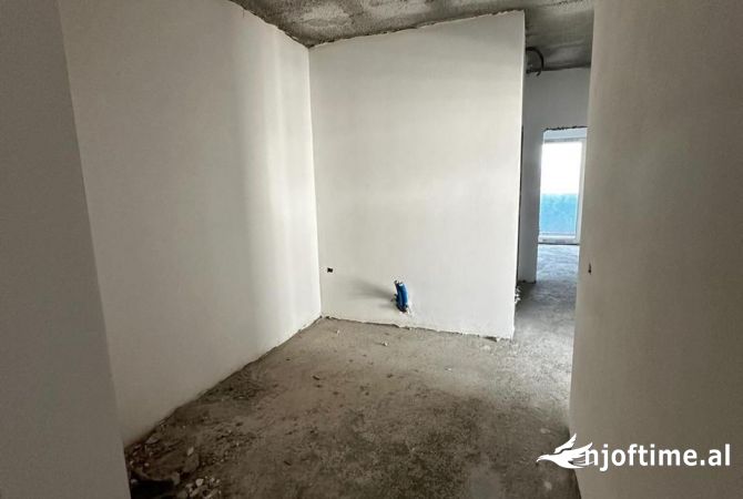 Shtepi ne shitje Apartament ne Elbasan, 3+1, Mobilimi Bosh, pa mobiluar, Pagesa 210,000  Euro.