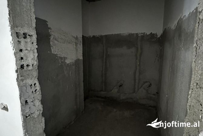 Shtepi ne shitje Apartament ne Elbasan, 3+1, Mobilimi Bosh, pa mobiluar, Pagesa 210,000  Euro.