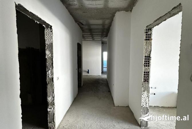 Shtepi ne shitje Apartament ne Elbasan, 3+1, Mobilimi Bosh, pa mobiluar, Pagesa 210,000  Euro.